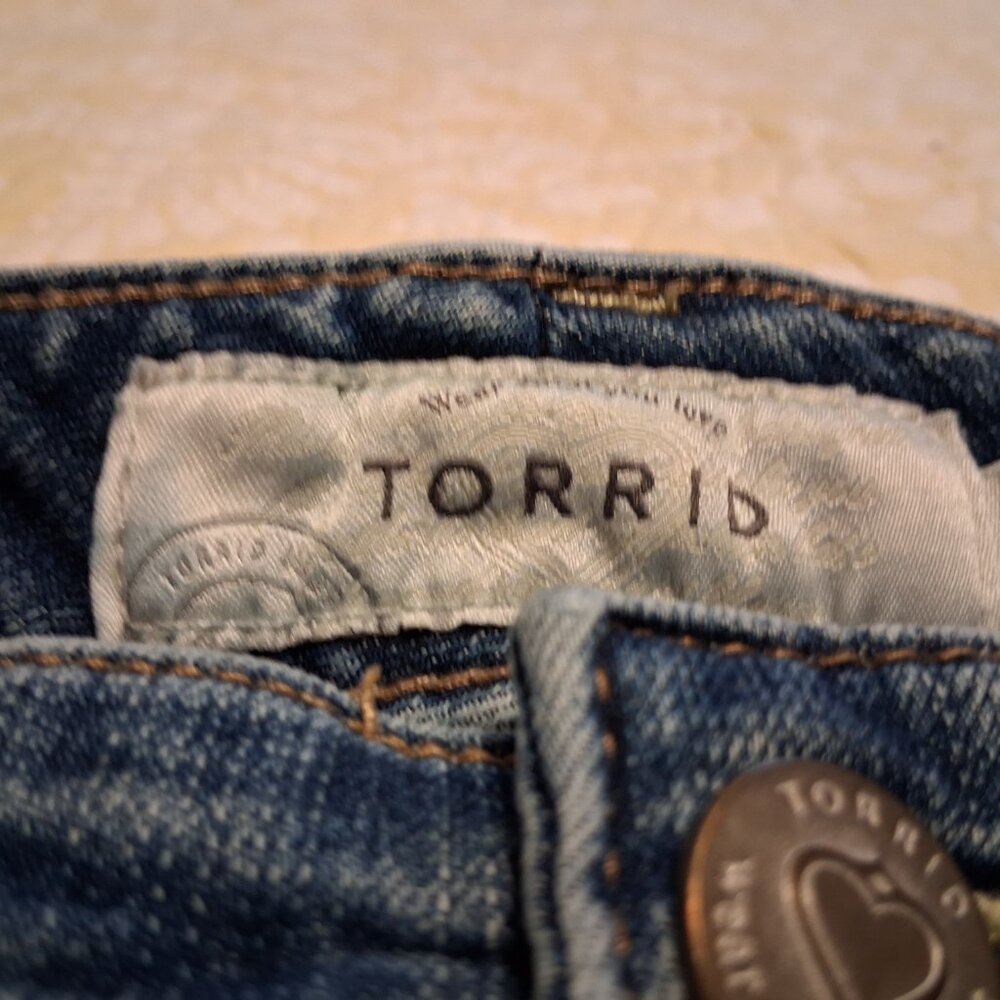 Women's Torrid Distressed Bermuda shorts, Medium Blue, size 18 - Picture 2 of 4